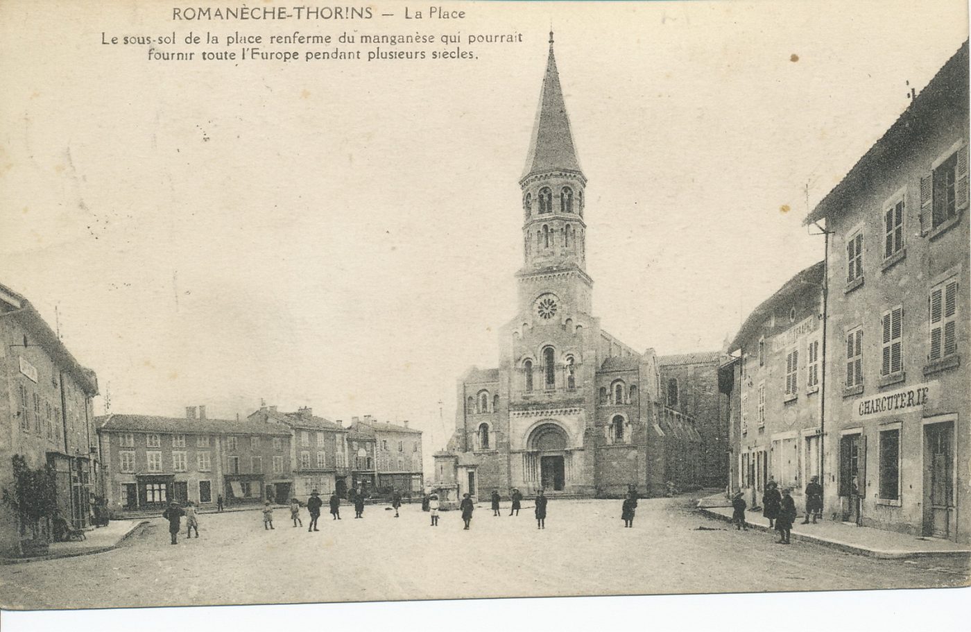 Romanèche-Thorins. La place. Le sous-sol de la place renferme du manganèse qui pourrait fournir toute l'Europe pendant plusieurs siècles.