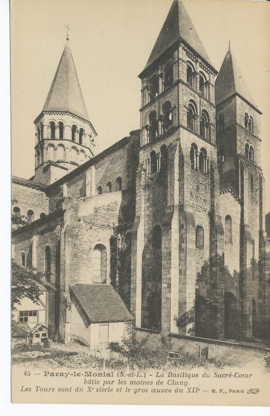 Paray-le-Monial. La basilique du Sacré-Coeur bâtie par les moines de Cluny. Les tours sont du Xe s. et le gros oeuvre du XIIe s.