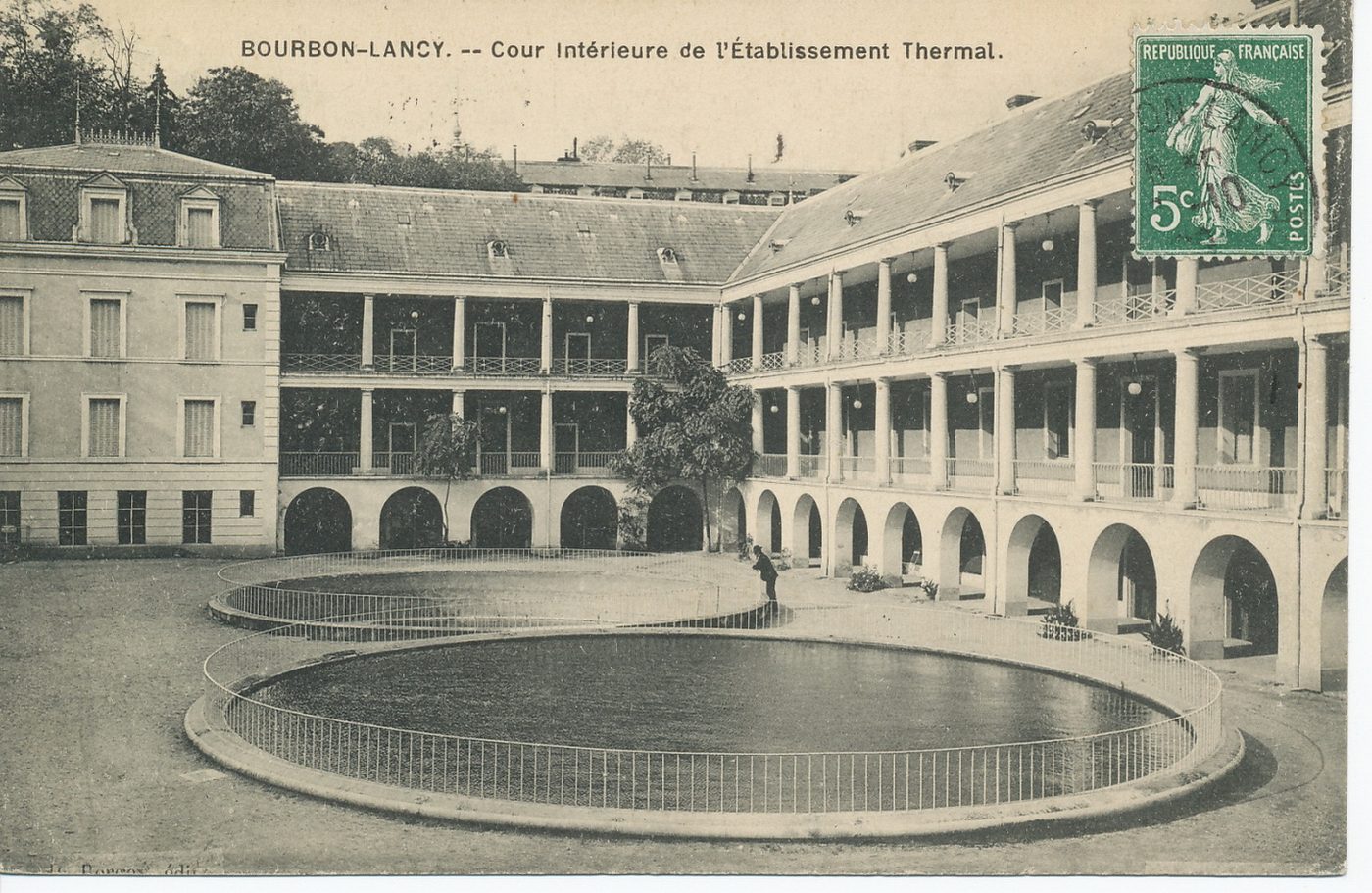 Bourbon-Lancy. Cour intérieure de l'établissement thermal.