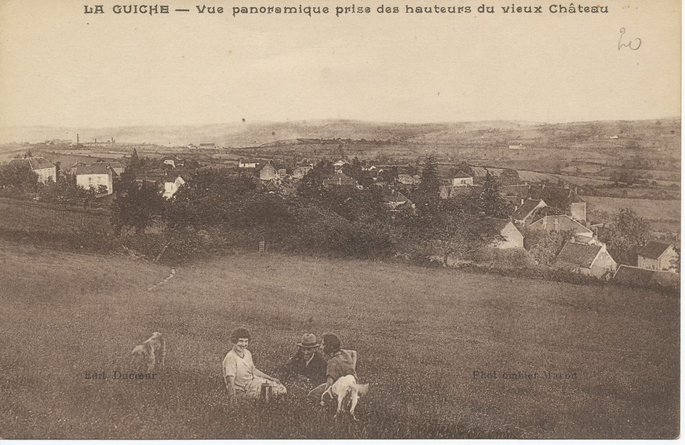 La Guiche. Vue panoramique prise des hauteurs du vieux château.