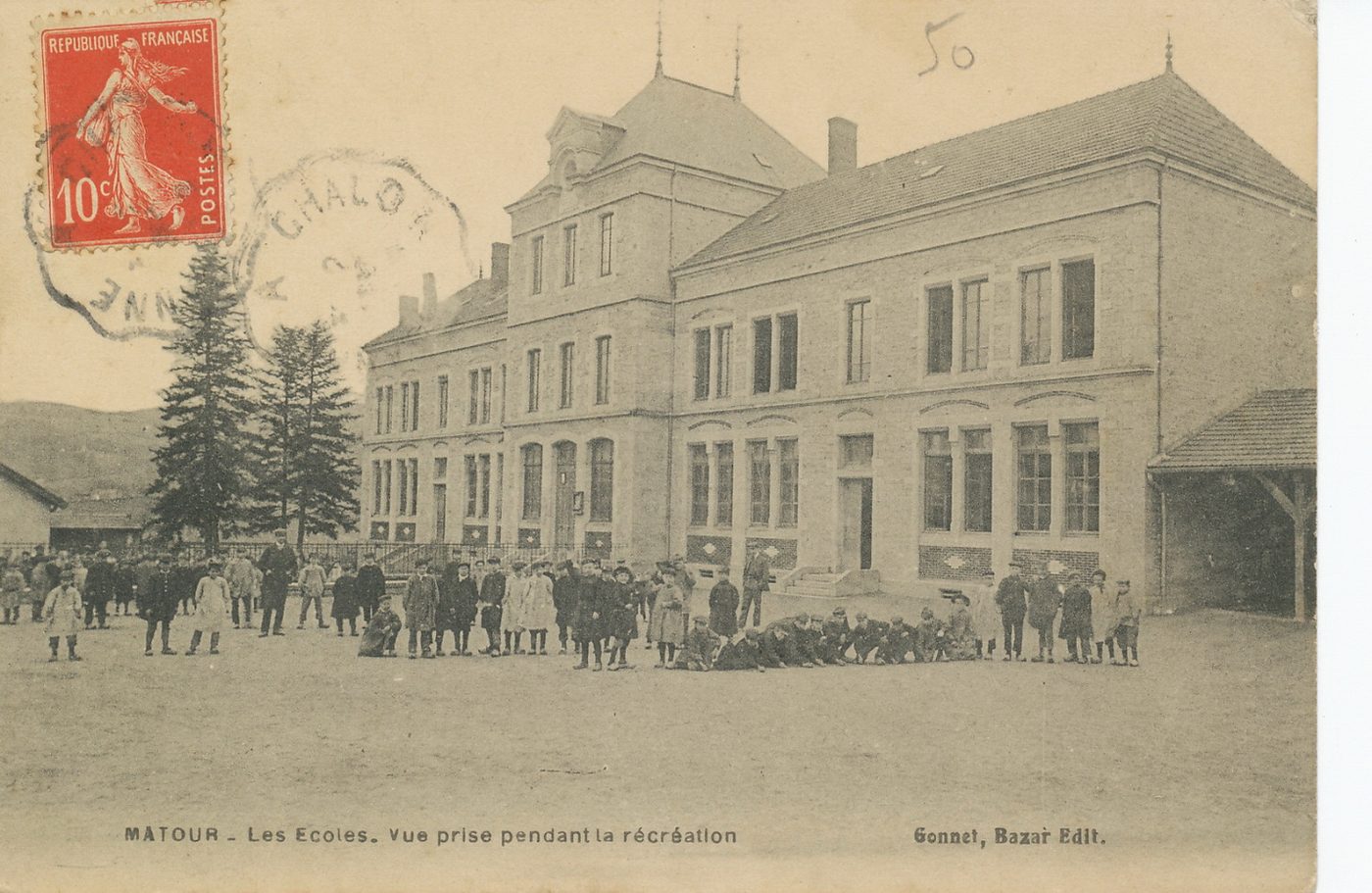 Matour. Les écoles. Vue prise pendant la récréation.