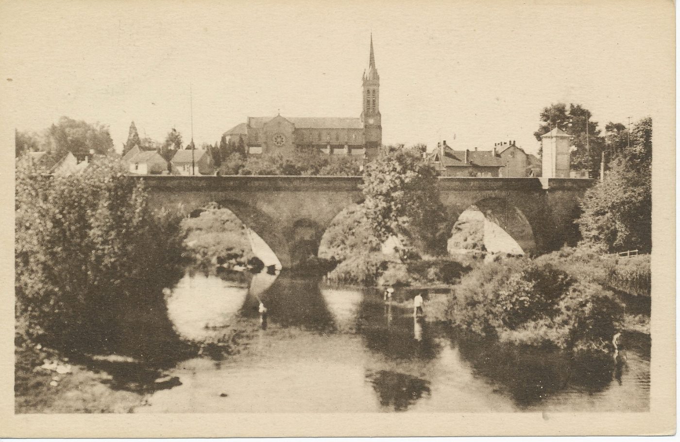 Etang-sur-Arroux. Pont sur l'Arroux.