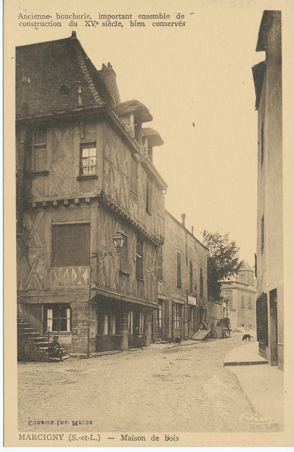 Marcigny, maison de bois. Ancienne boucherie, important ensemble de construction du XVe s., bien conservés.