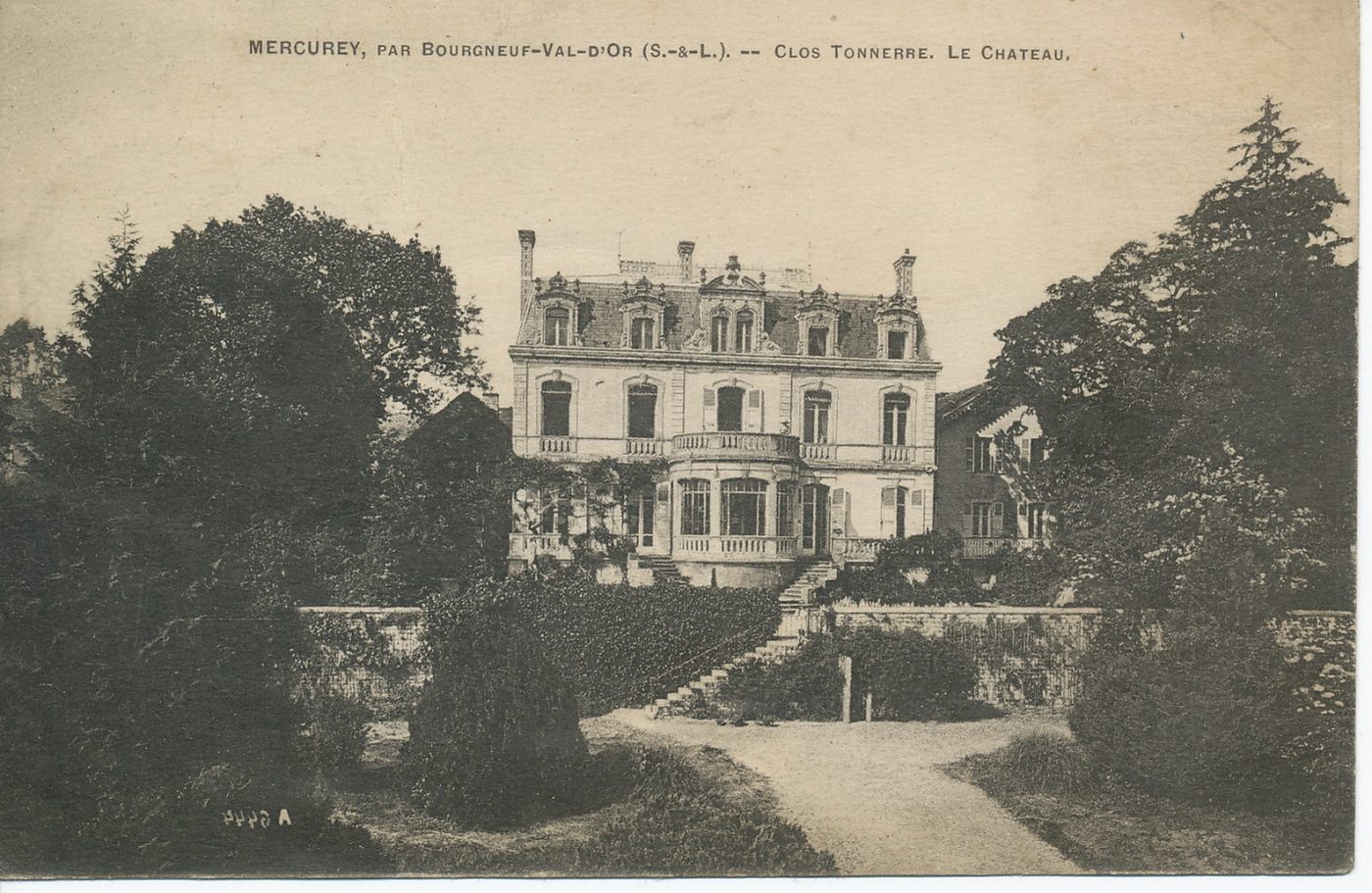 Mercurey par Bourgneuf-Val-d'Or. Clos Tonnerre. Le château.