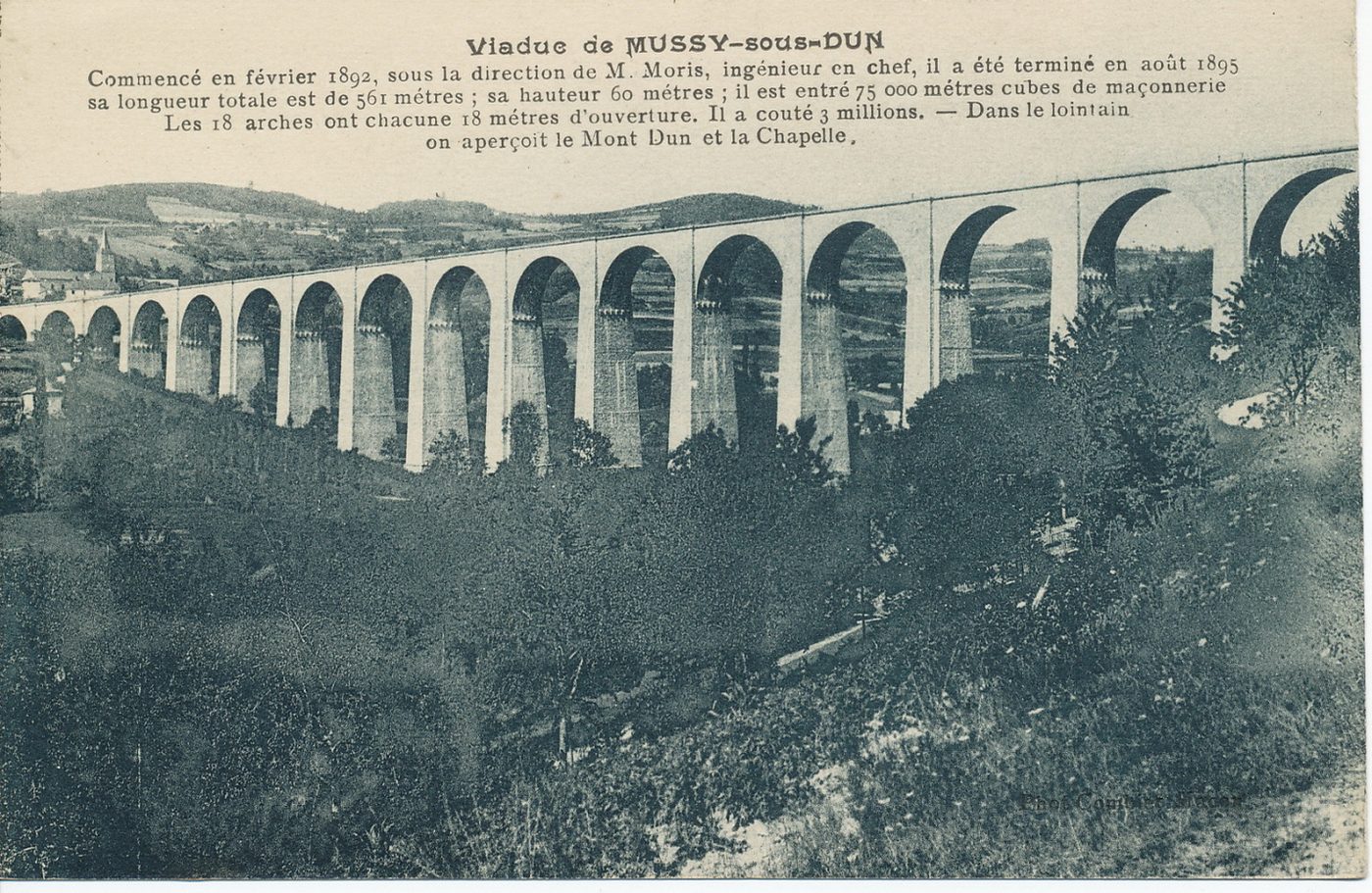 Viaduc de Mussy-sous-Dun. Commencé en février 1892, sous la direction de M. Moris, ingénieur en chef, il a été terminé en août 1895. Sa longueur totale est de 561 mètres ; sa hauteur 60 mètres ; il est entré 75 000 mètres cubes de maçonnerie. Les 18 arches ont chacune 18 mètres d'ouverture. Il a coûté 3 millions. Dans le lointain on aperçoit le Mont-Dun et la Chapelle.