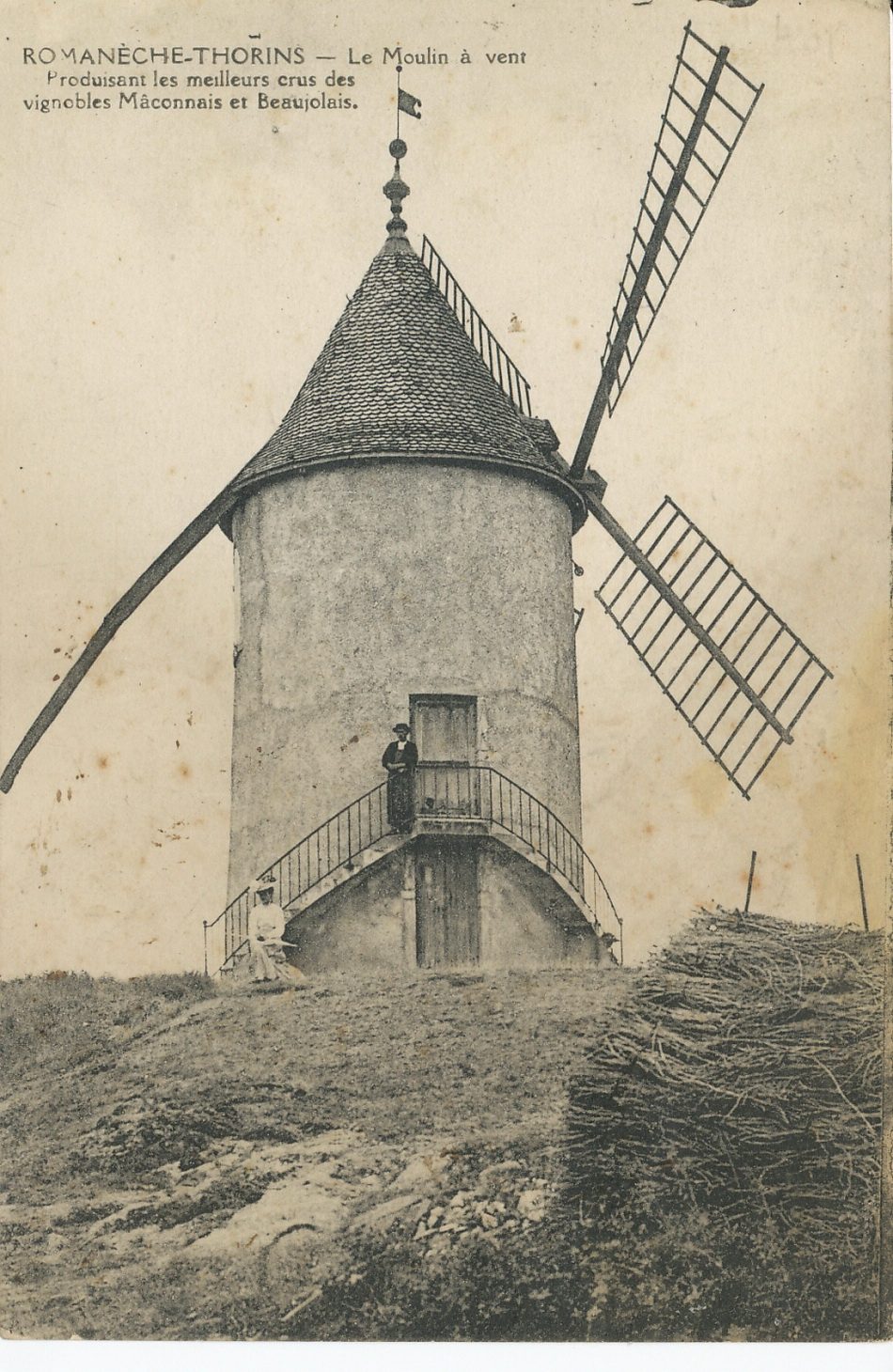 Romanèche-Thorins. Le moulin à vent produisant les meilleurs crus des vignobles Mâconnais et Beaujolais.