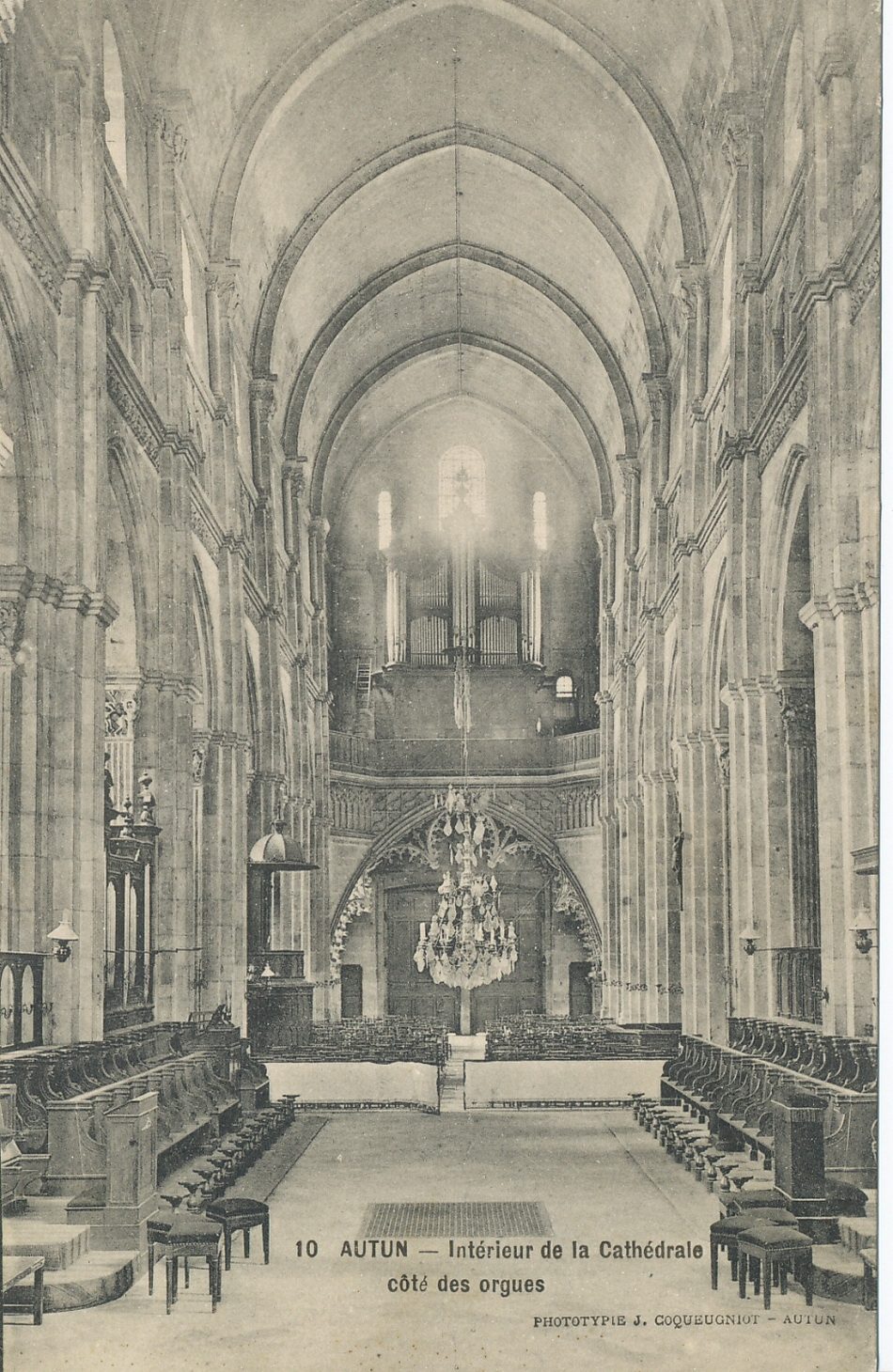 Autun. Intérieur de la cathédrale côté des orgues.