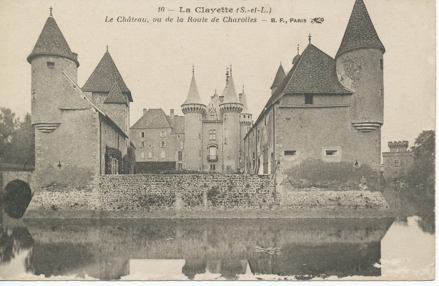La Clayette. Le château, vu de la route de Charolles.