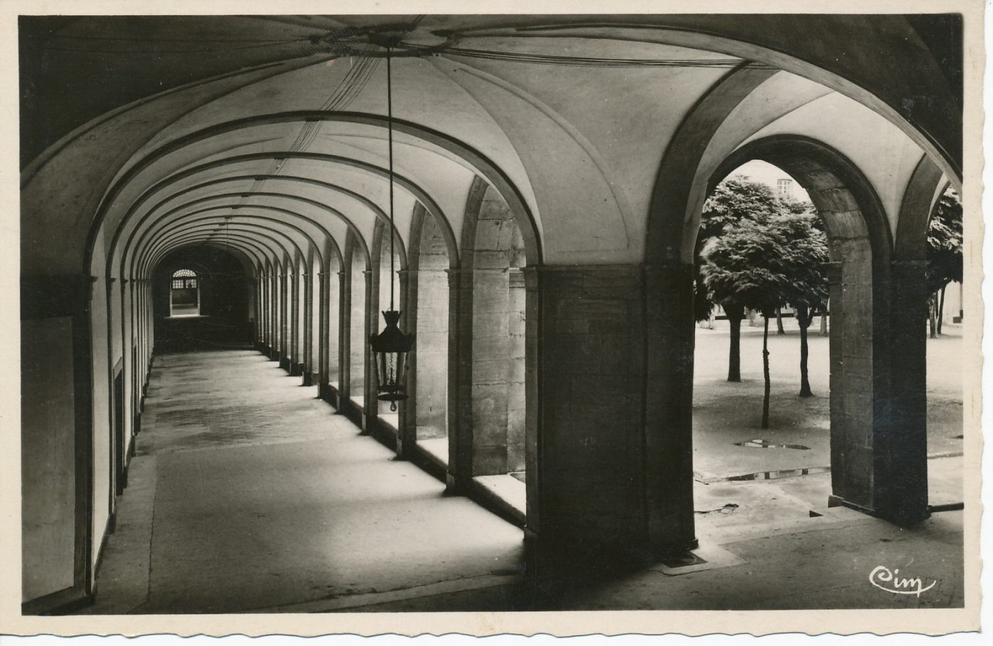 Cluny. Ancienne abbaye. Ecole nationale des arts et métiers. Cloître du rez-de-chaussée.