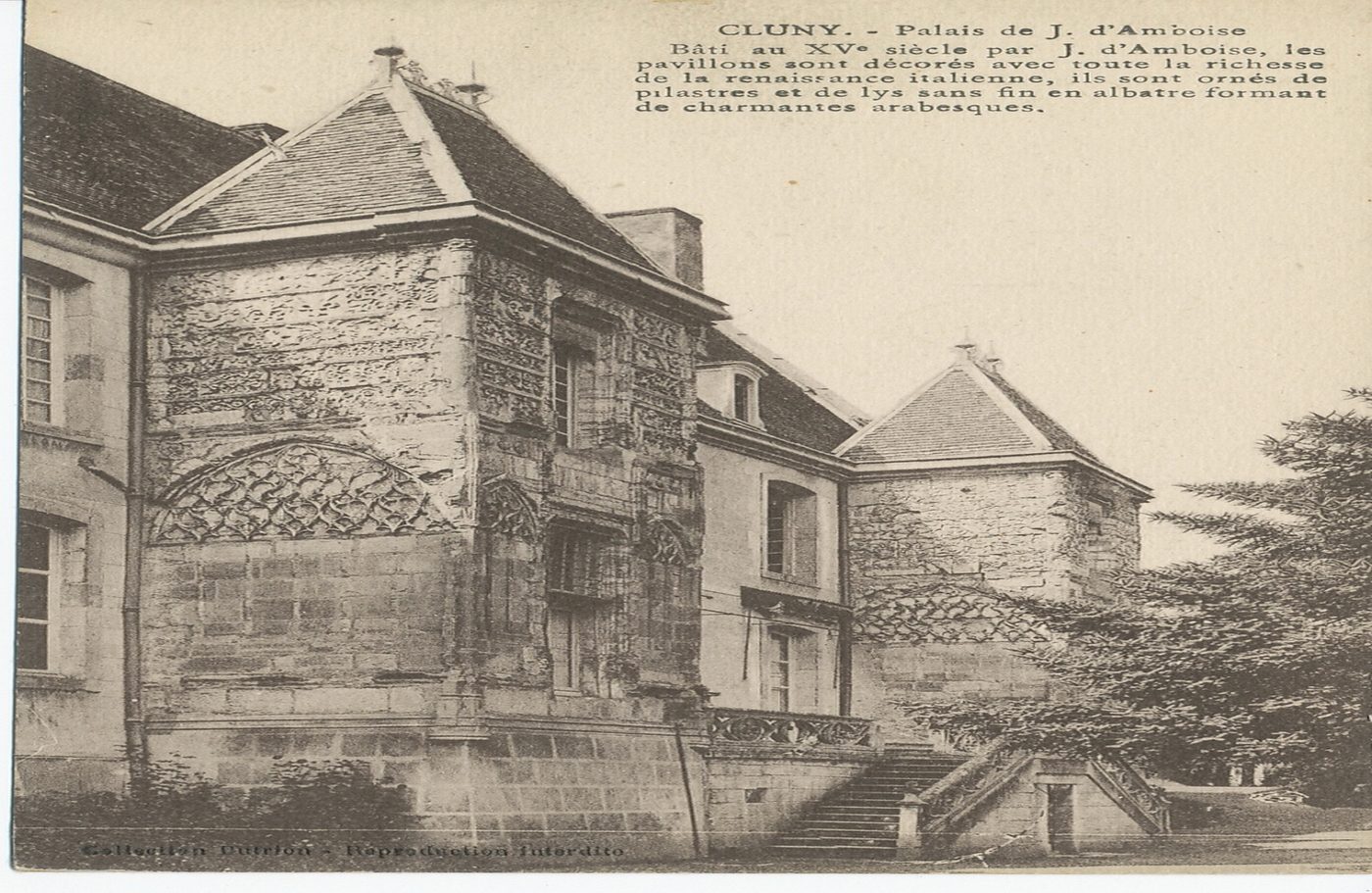Cluny. Palais de J. d'Amboise. Bâti au XVe s. par J. d'Amboise, les pavillons sont décorés avec toute la richesse de la Renaissance italienne, ils sont ornés de pilastres et de lys sans fin en albâtre formant de charmantes arabesques.