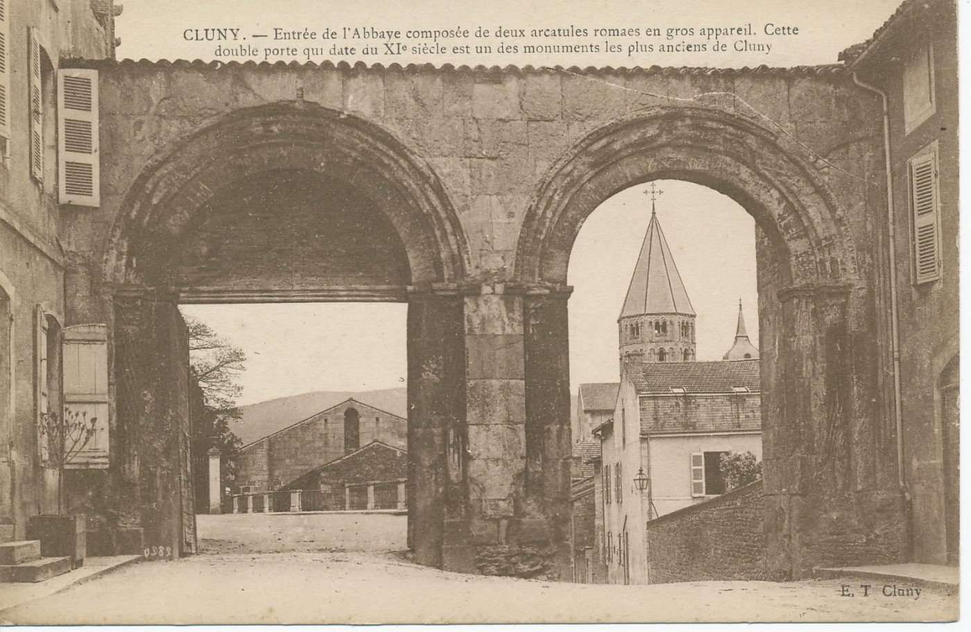 Cluny. Entrée de l'abbaye composée de deux arcatures romanes en gros appareil. Cette double porte qui date du XIe s. est un des monuments les plus anciens de Cluny.