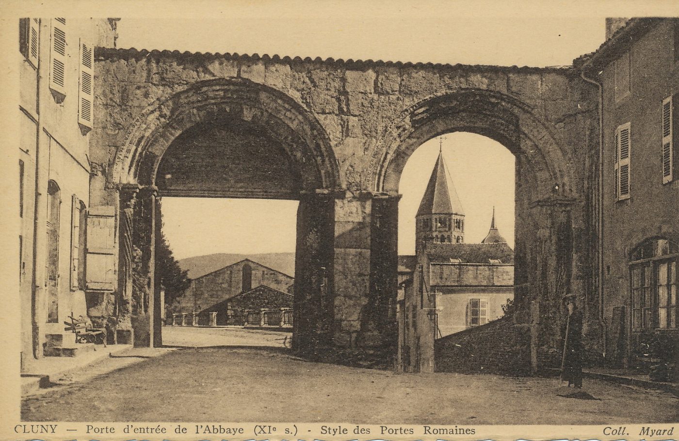 Cluny. Porte d'entrée de l'Abbaye (XIe s.). Style des portes romaines.