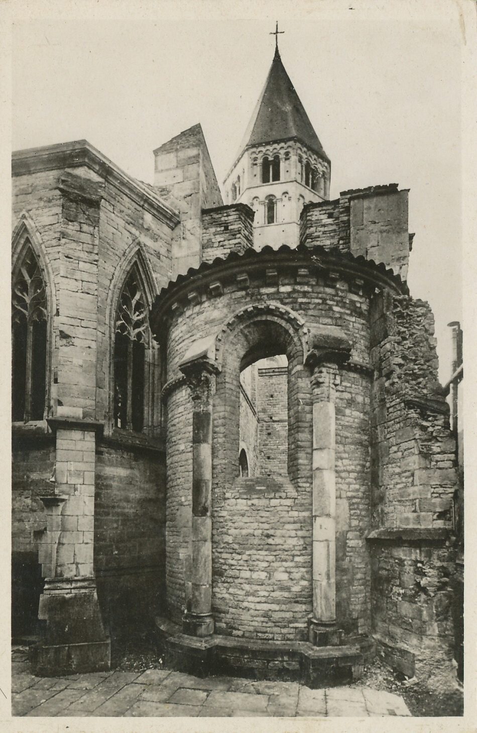 Cluny. Ensemble architectural du petit transept. Chapelle romane : Chapelle Bourbon (XVe s.) et à l'arrière plan, clocher roman de l'Eau-Bénite (XIe s.-XIIe s.).