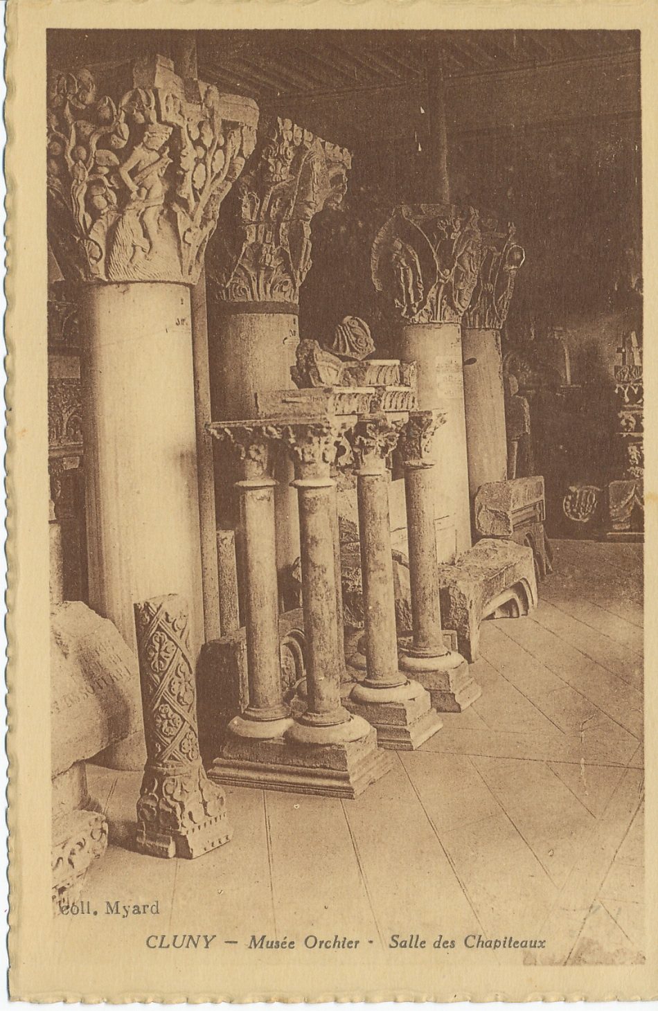 Cluny. Musée Ochier. Salle des chapiteaux.