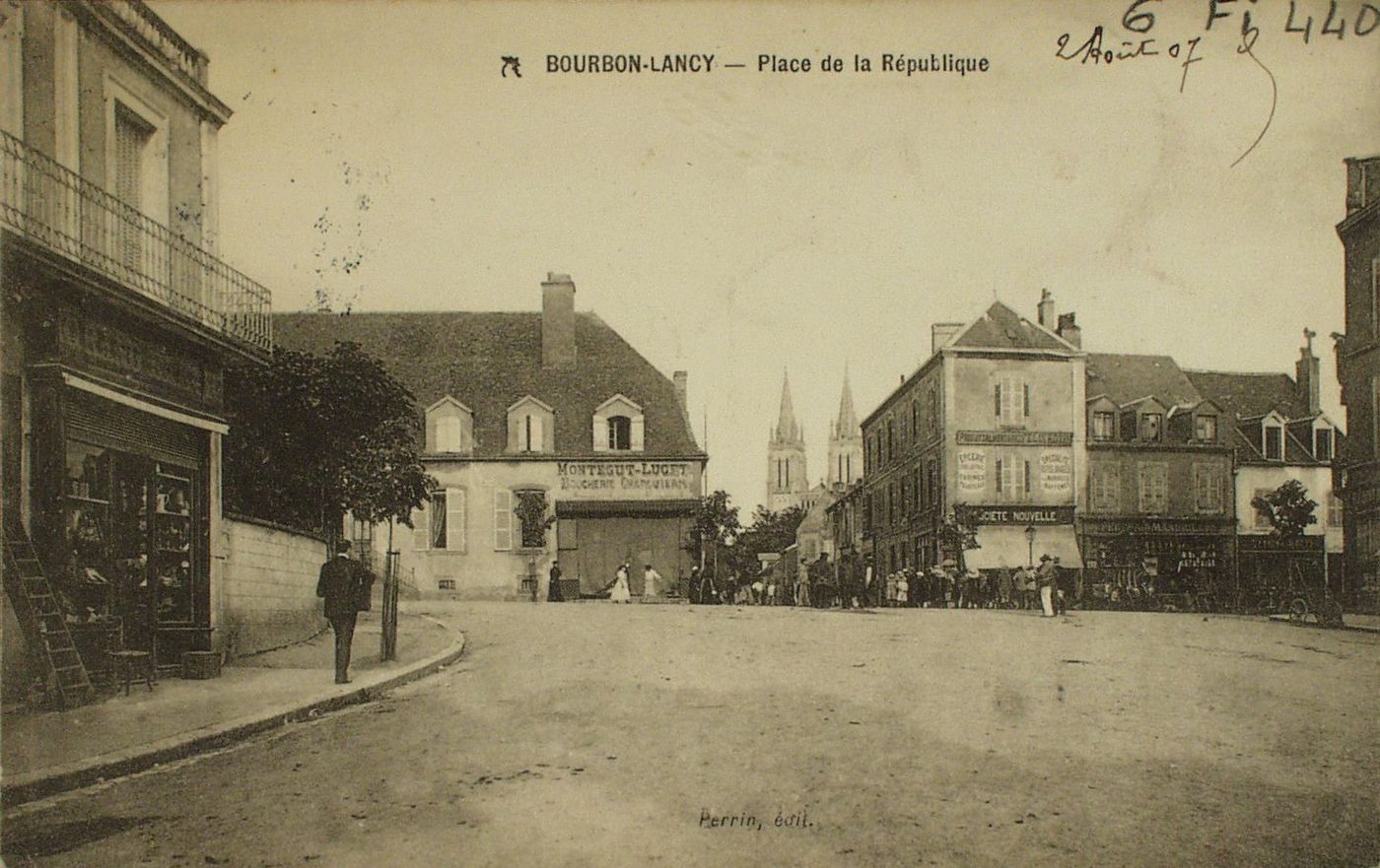 Bourbon-Lancy. Place de la république.