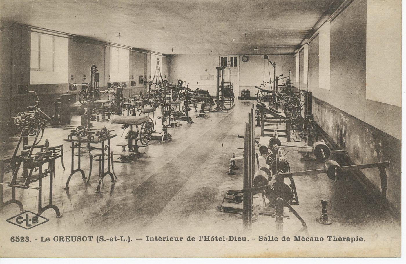 Le Creusot. Intérieur de l'Hôtel-Dieu. Salle de mécano thérapie.