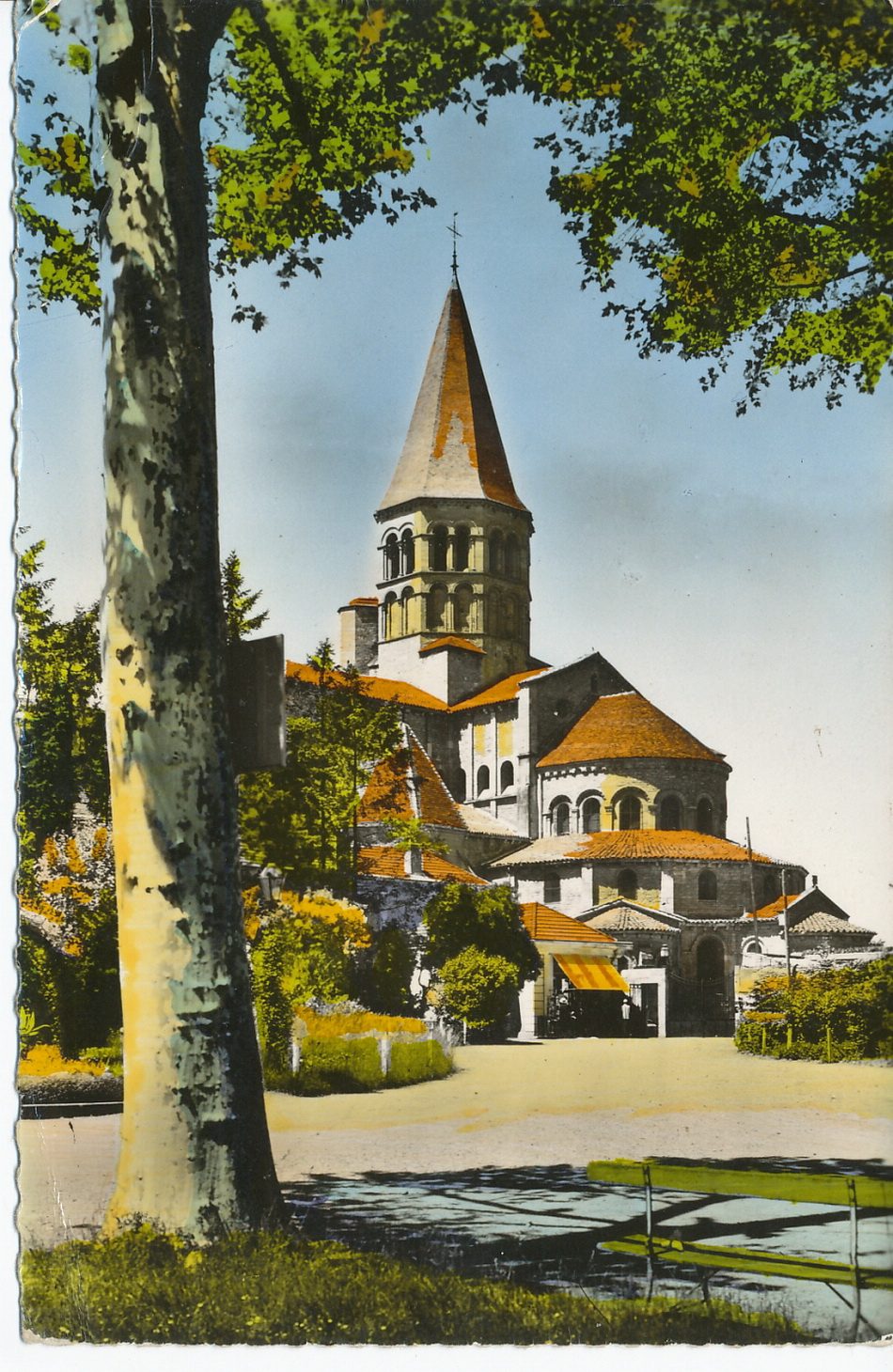 Paray-le-Monial. La basilique et le parc des Chapelains.