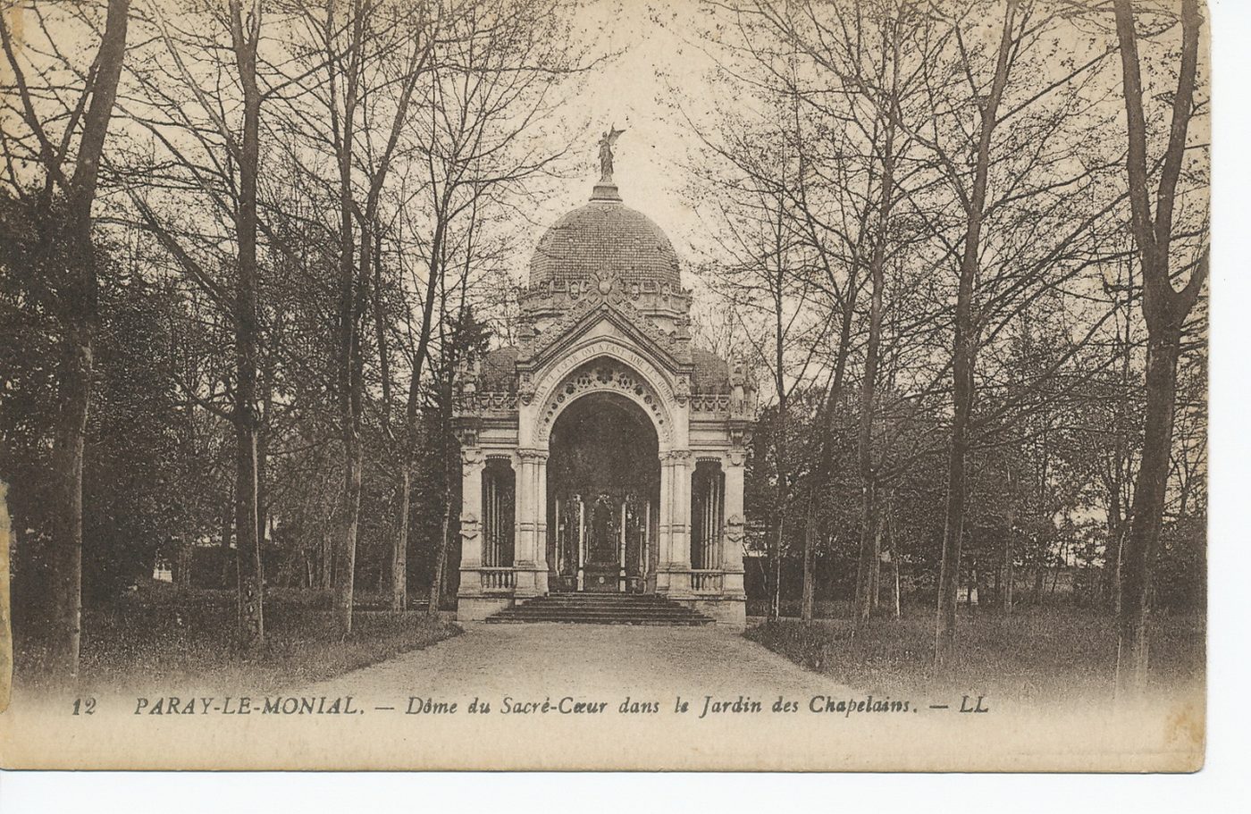 Paray-le-Monial. Dôme du Sacré-Coeur dans le jardin des Chapelains.