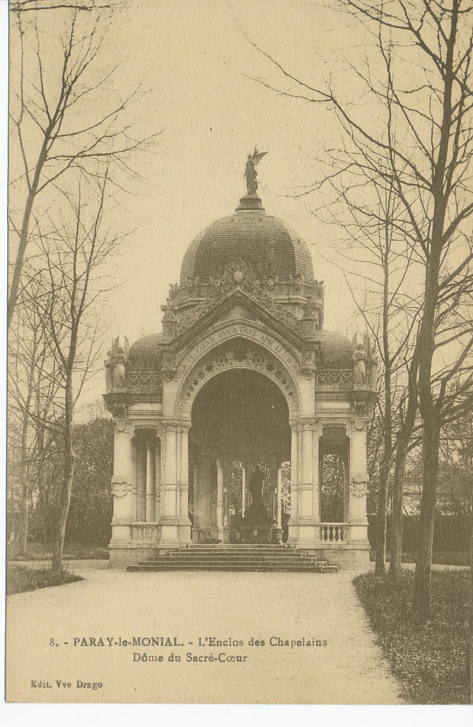Paray-le-Monial. L'enclos des Chapelains. Dôme du Sacré-Coeur.