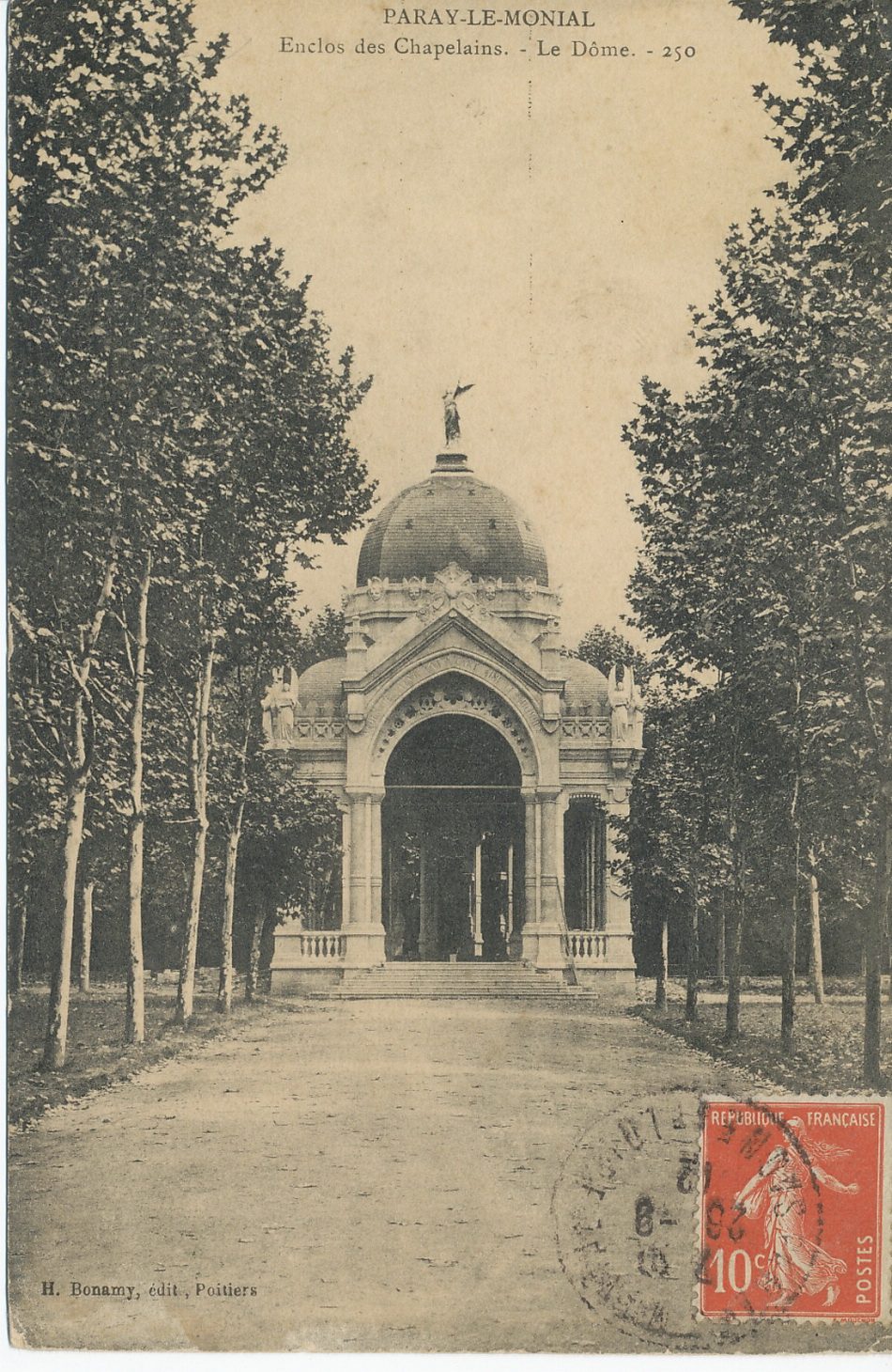 Paray-le-Monial. Enclos des Chapelains. Le Dôme.