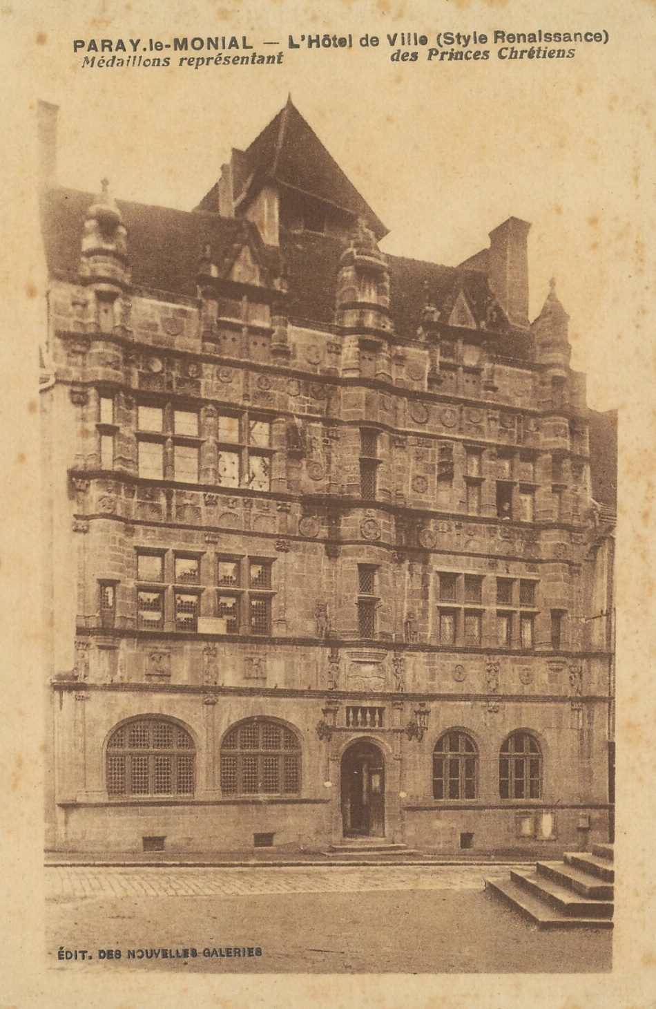 Paray-le-Monial. L'hôtel de ville (style renaissance). Médaillons représentant des princes chrétiens.