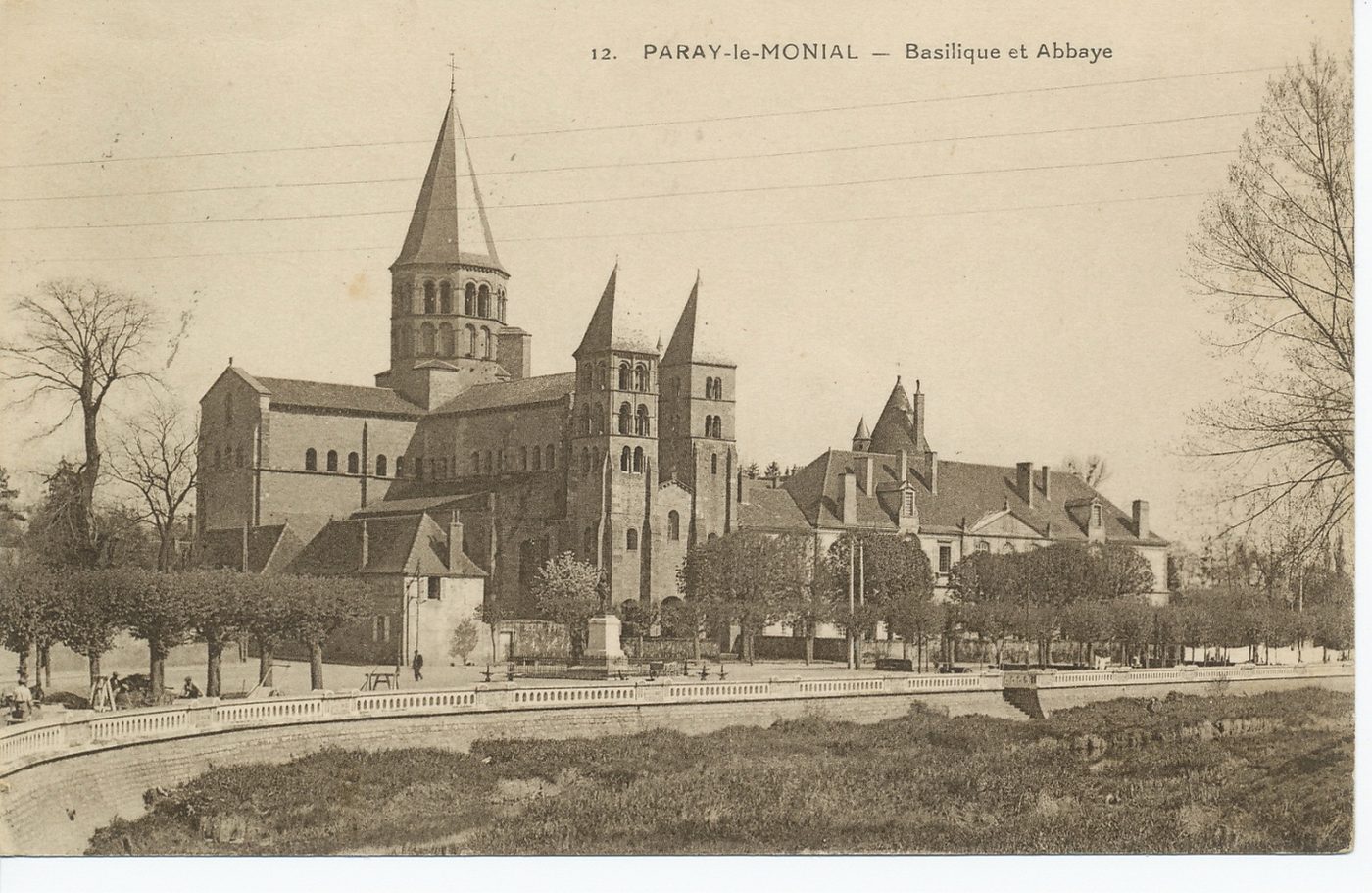 Paray-le-Monial. Basilique et abbaye.