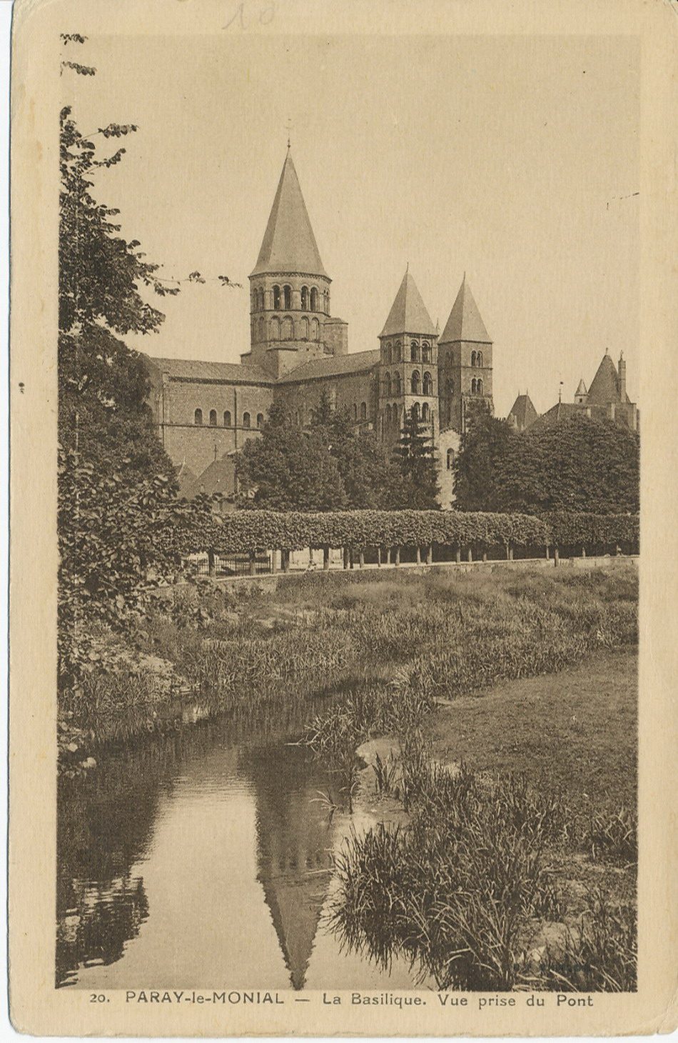Paray-le-Monial. La basilique. Vue prise du pont.