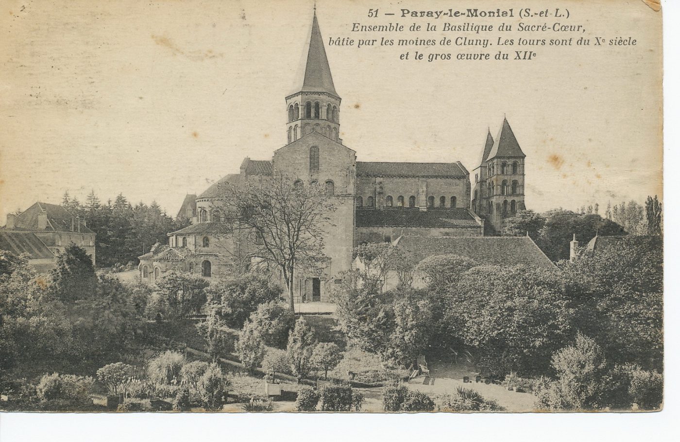 Paray-le-Monial. Ensemble de la basilique du Sacré-Coeur, bâtie par les moines de Cluny. Les tours sont du Xe s. et le gros oeuvre du XIIe s.