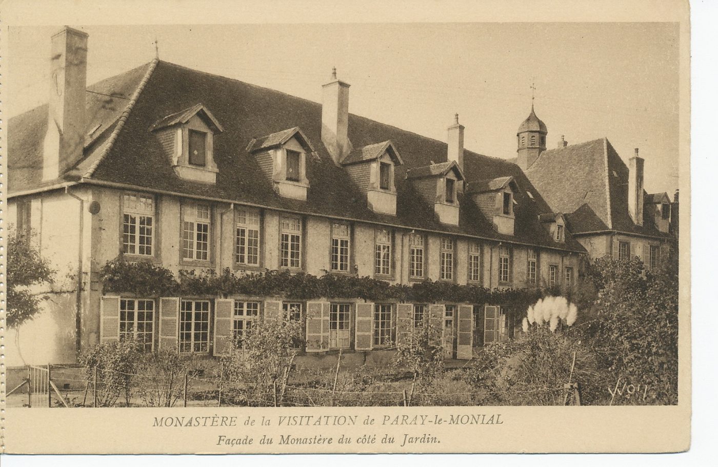 Monastère de la Visitation de Paray-le-Monial. Façade du monastère du côté du jardin.