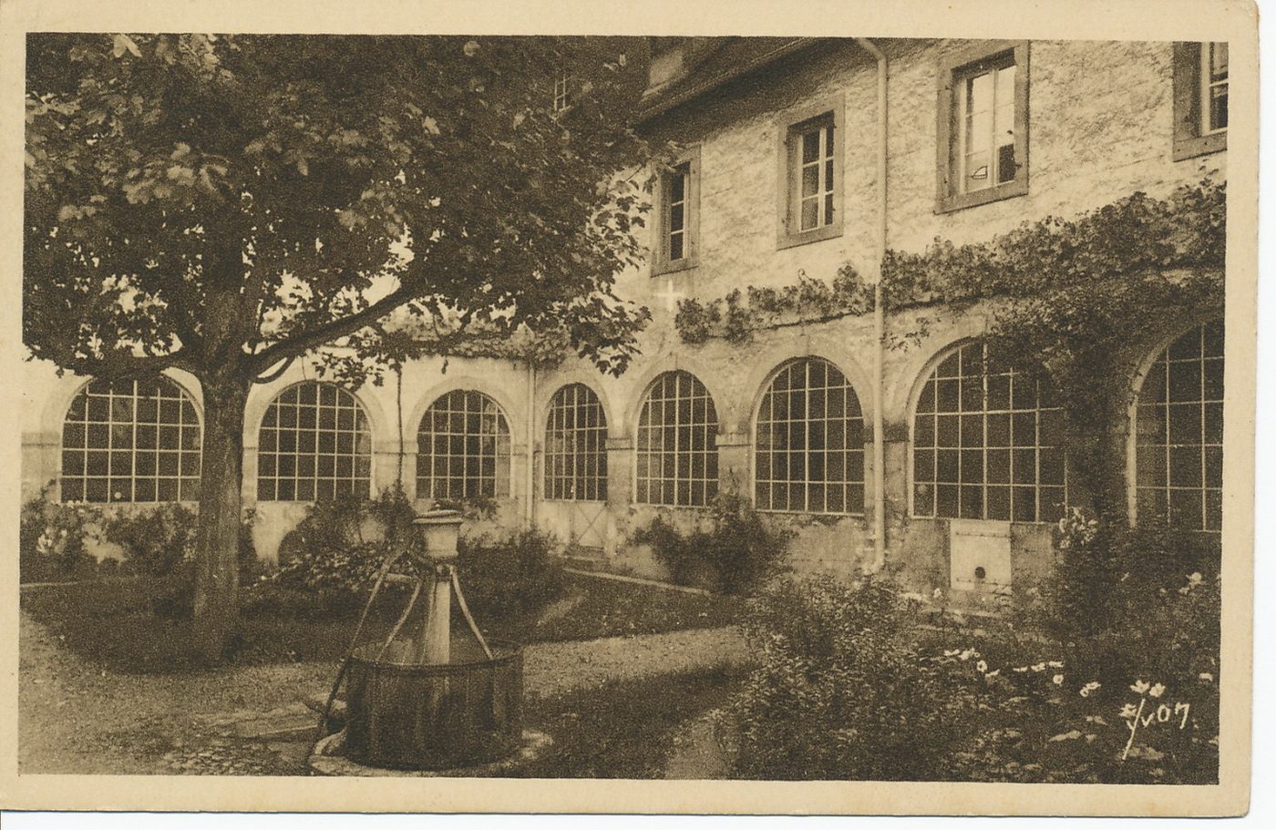 La douce France. Paray-le-Monial (Saône-et-Loire). Monastère de la Visitation. Préau du monastère au centre duquel se trouve le puits où sainte Marguerite-Marie Alacoque se blessa à la tête. La croix indique la fenêtre de son infirmerie.