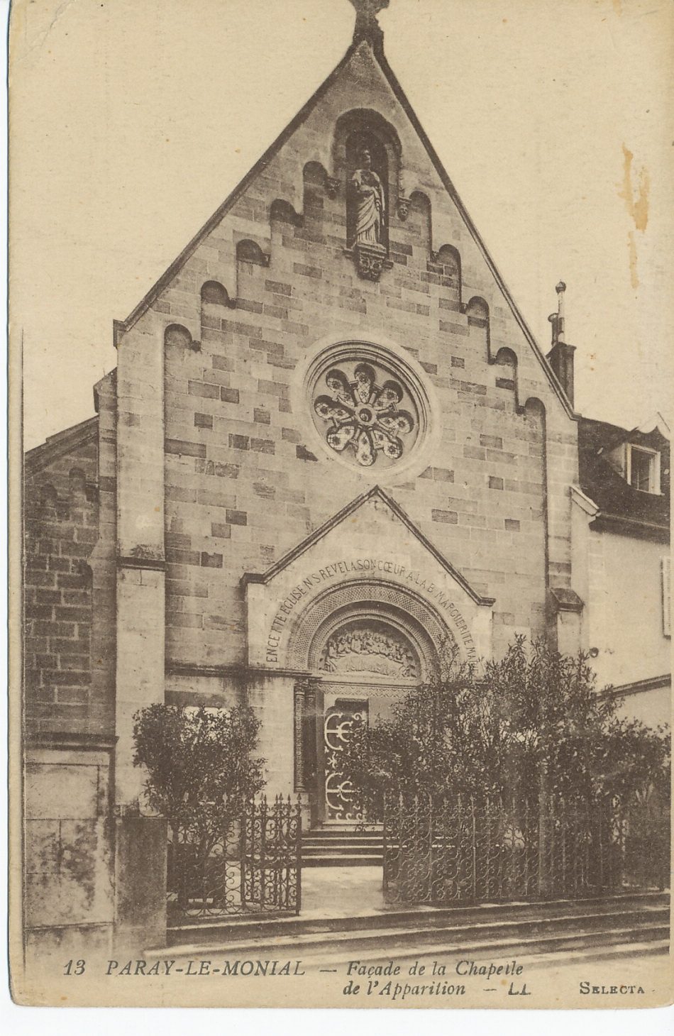Paray-le-Monial. Façade de la chapelle de l'Apparition.