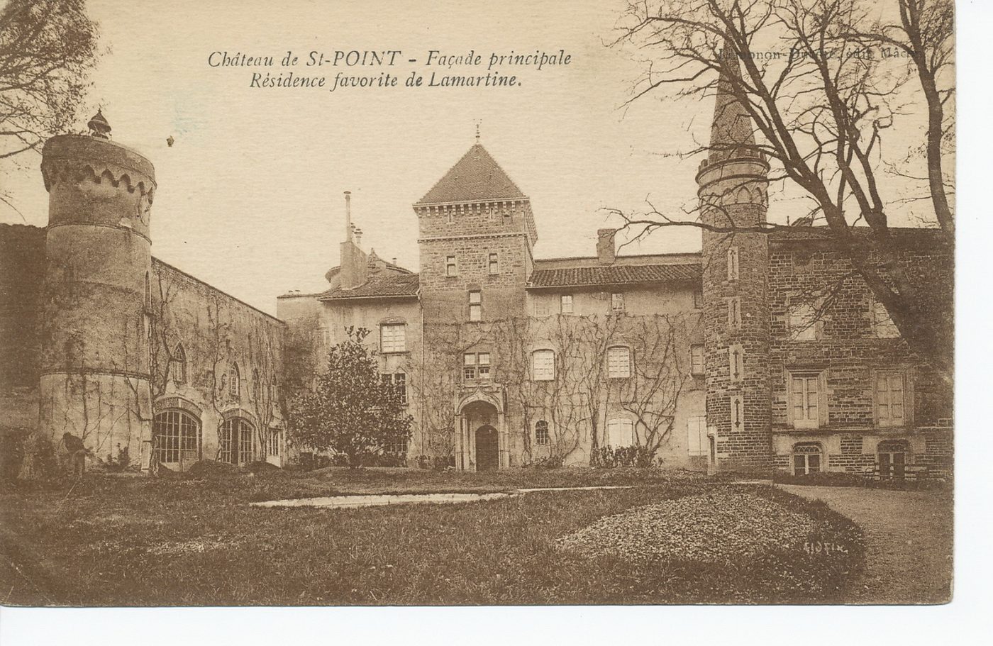 Château de Saint-Point. Façade principale. Résidence favorite de Lamartine.