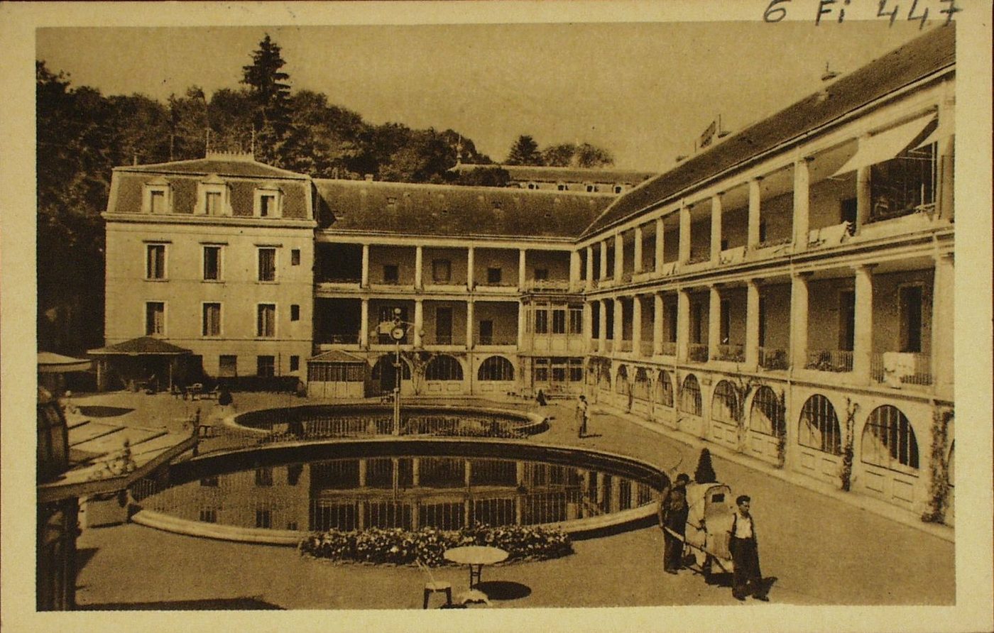 Bourbon-Lancy thermal. Cour des bains. Chaise à porteurs.