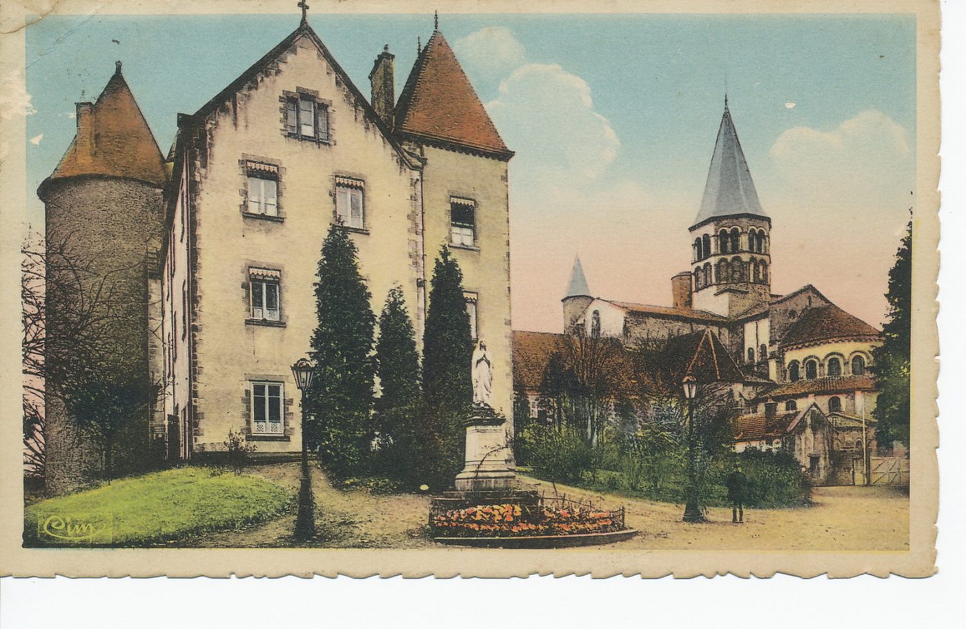 Paray-le-Monial. Maison des Chapelains et la Basilique.