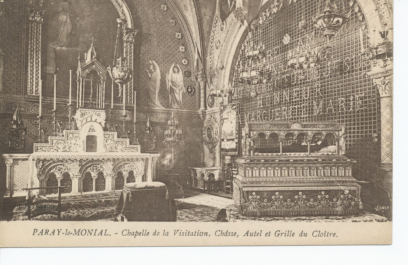 Paray-le-Monial. Chapelle de la Visitation. Châsse, autel et grille du cloître.