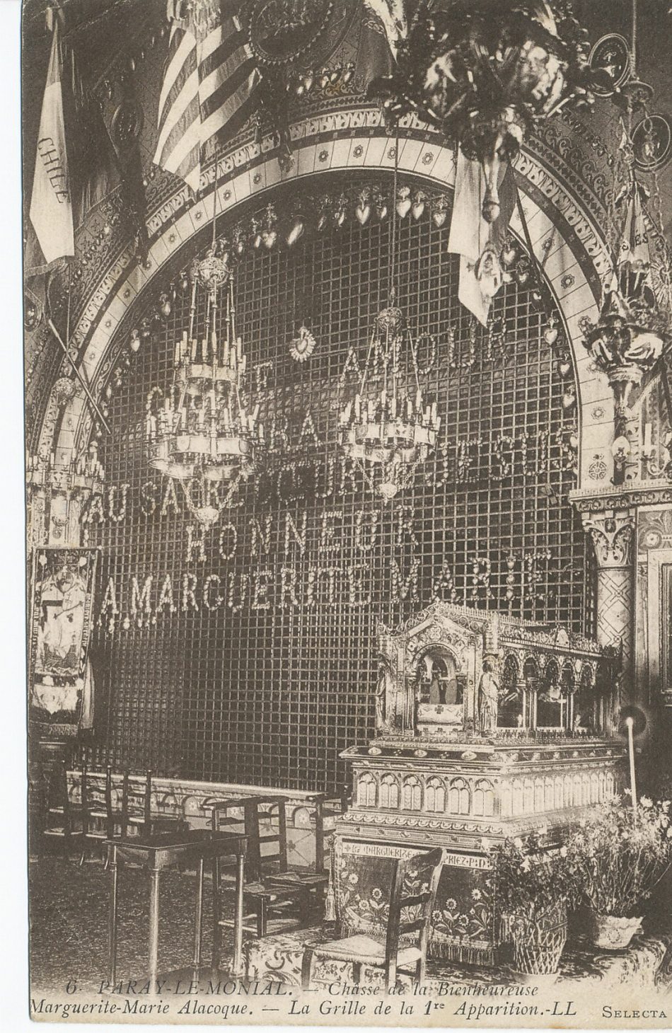 Paray-le-Monial. Châsse de la bienheureuse Marguerite-Marie Alacoque. La grille de la 1ère apparition.