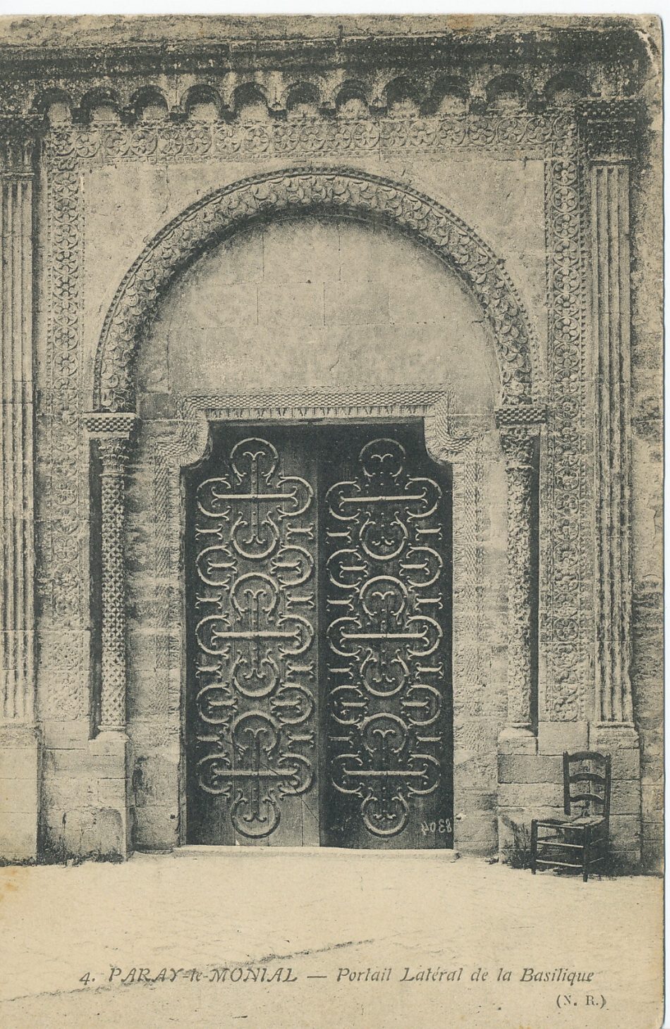 Paray-le-Monial. Portail latéral de la basilique.