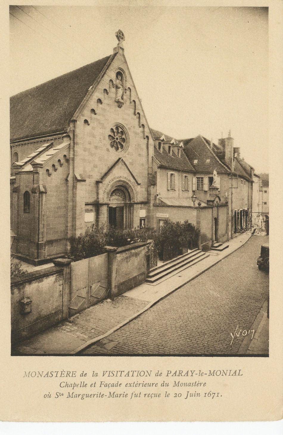 Monastère de la Visitation de Paray-le-Monial. Chapelle et façade extérieure du monastère où sainte Marguerite-Marie fut reçue le 20 juin 1671.