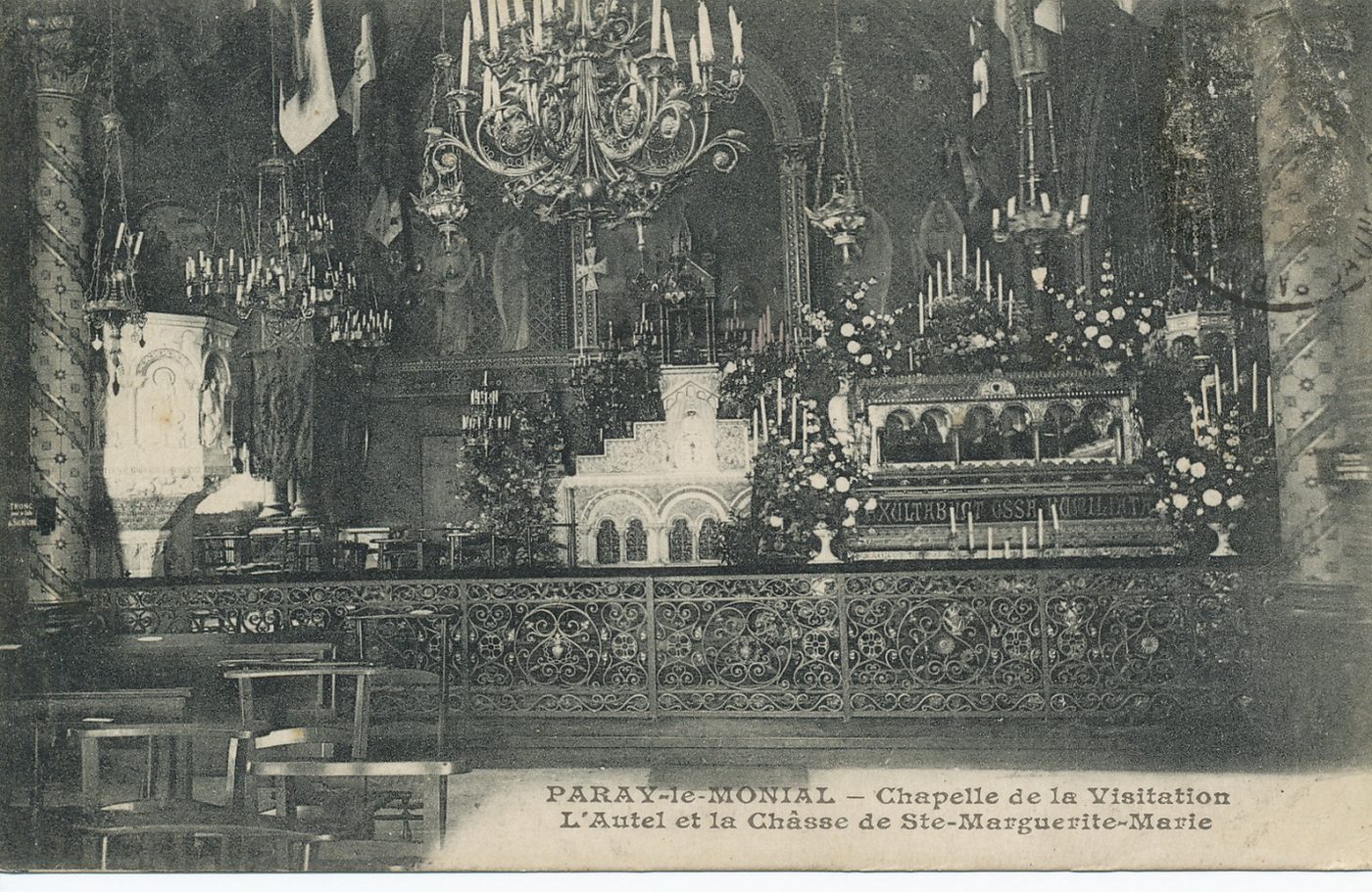 Paray-le-Monial. Chapelle de la Visitation. L'autel et la châsse de sainte Marguerite-Marie.