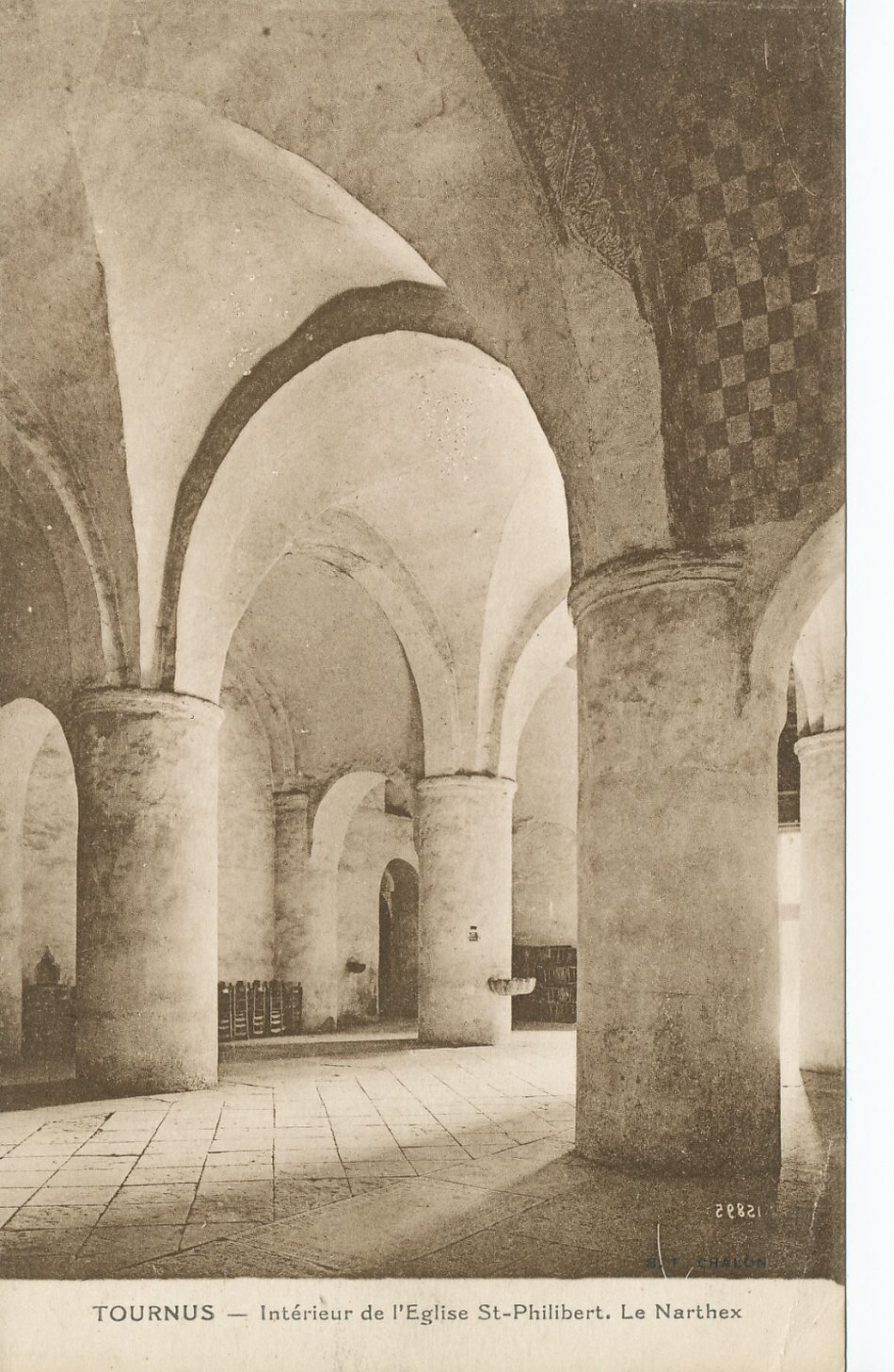 Tournus. Intérieur de l'église Saint-Philibert. Le narthex.