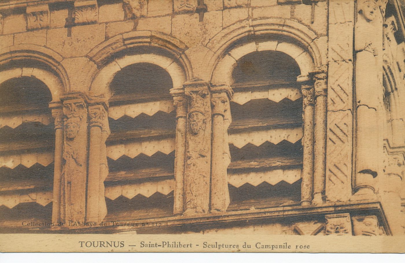 Tournus. Saint-Philibert. Sculptures du campanile rose.
