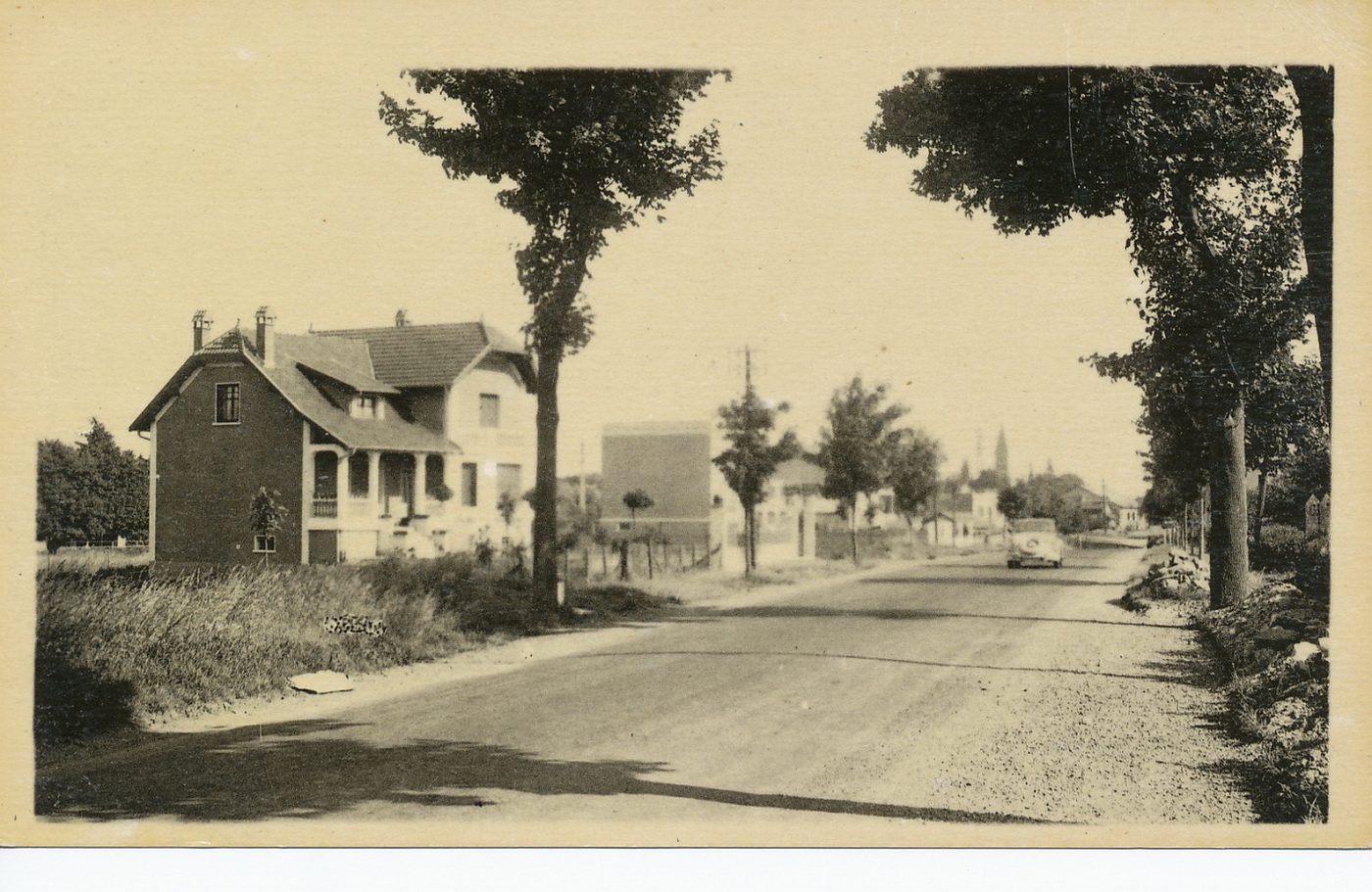 Tournus. Avenue de Chalon.