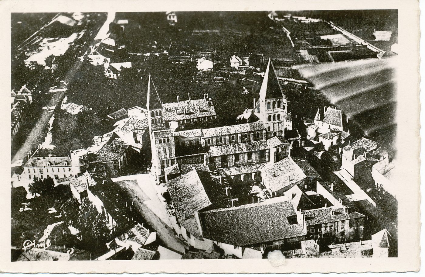 Tournus. Vue de l'abbaye prise en avion.