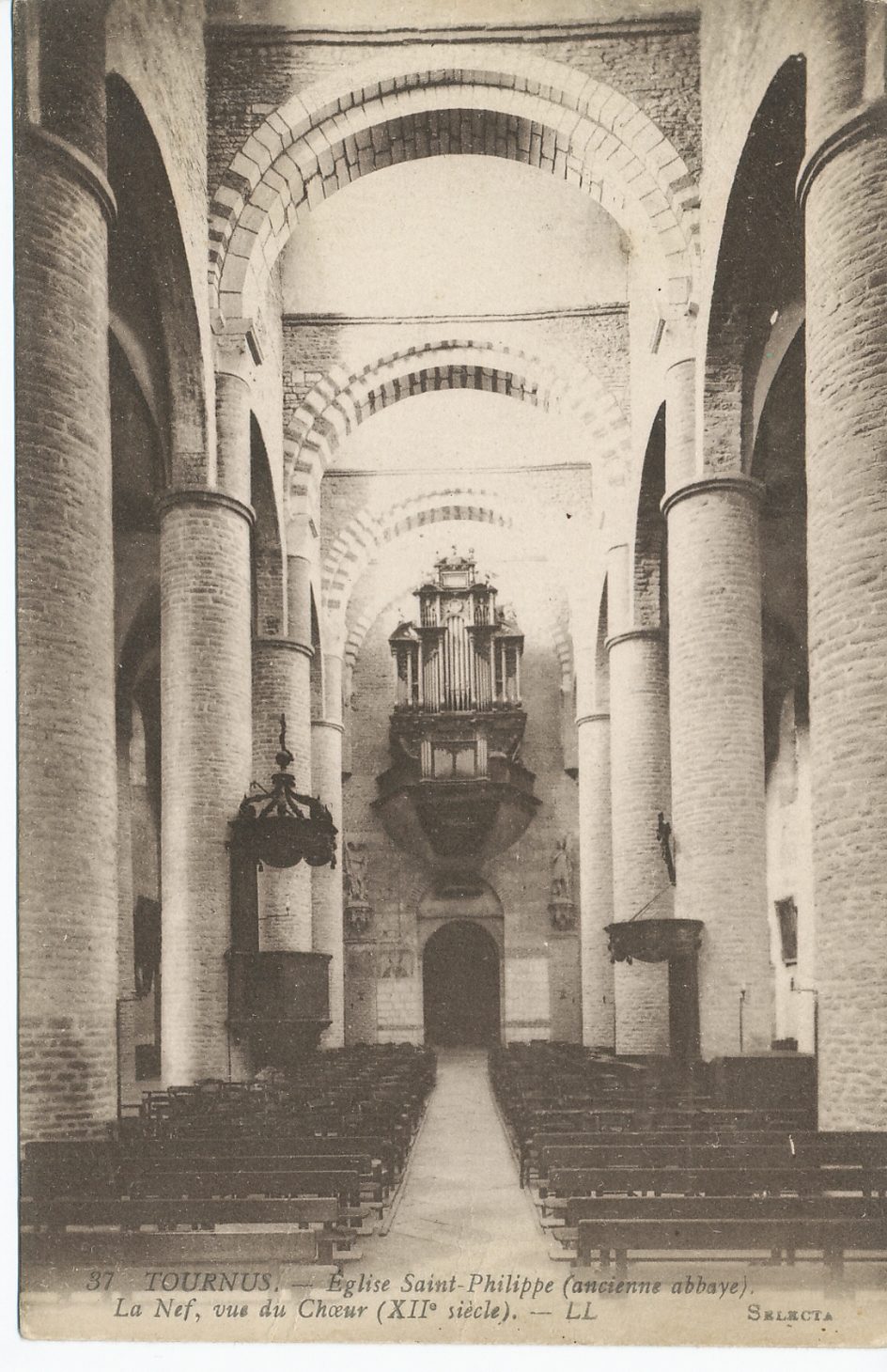 Tournus. Eglise Saint-Philippe (ancienne abbaye). La Nef, vue du choeur (XIIe s.).