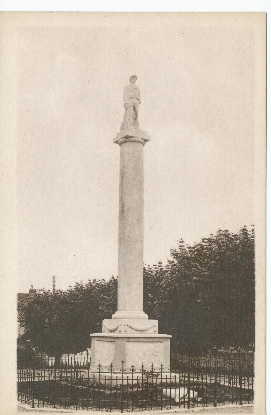 Tournus. Monument aux morts.