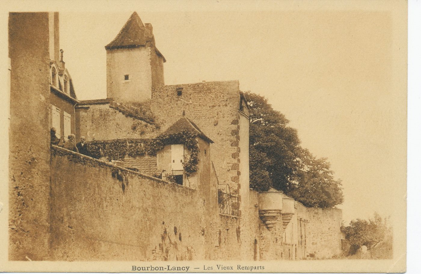 Bourbon-Lancy. Les vieux remparts.