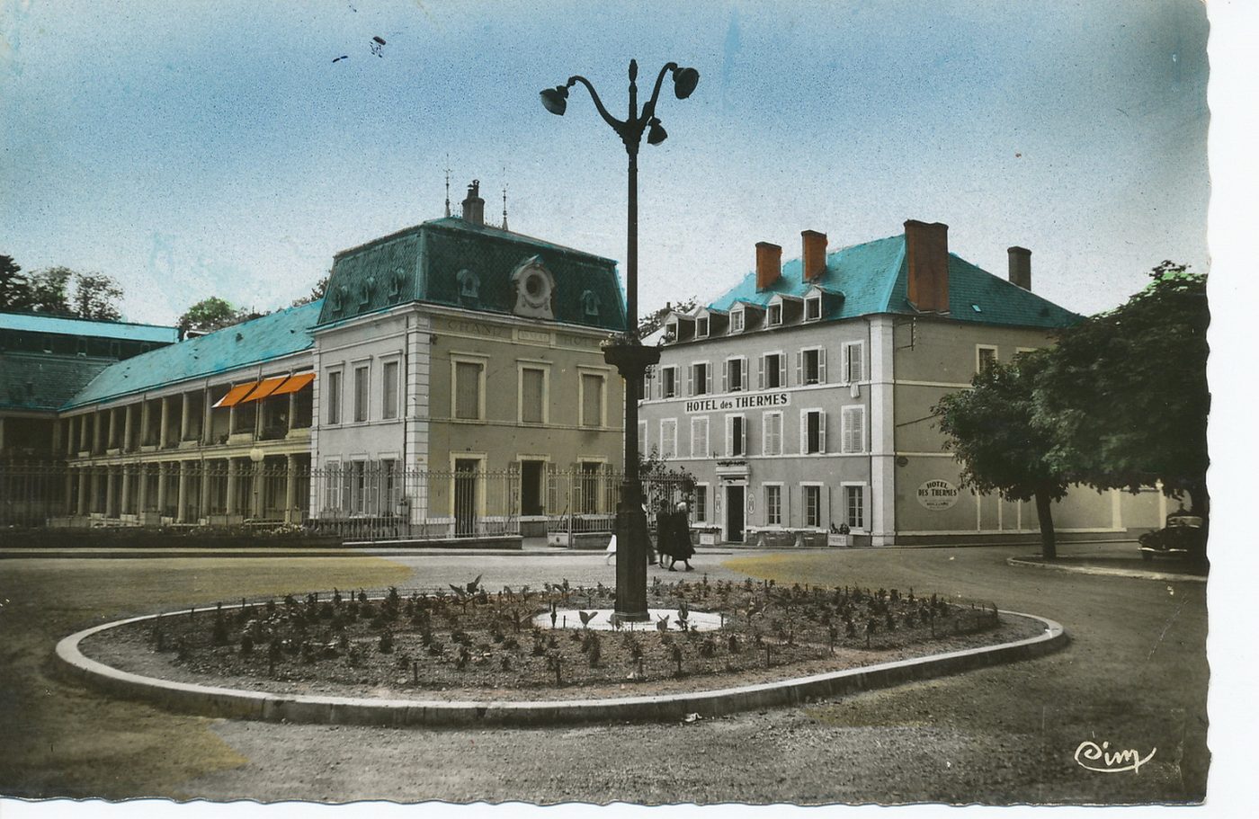 Bourbon-Lancy thermal. Vue de l'établissement et place Saint-Léger.