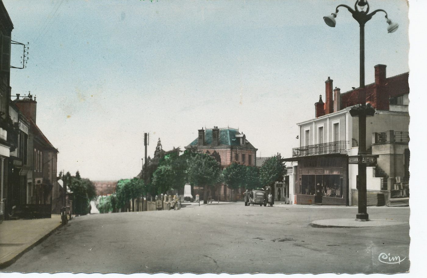 Bourbon-Lancy thermal. Place de la République et la poste.