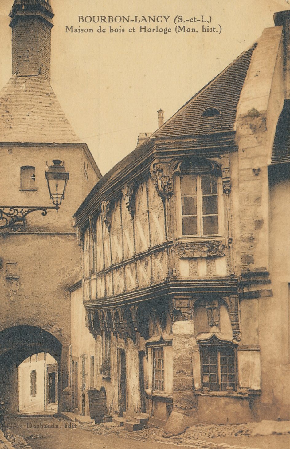 Bourbon-Lancy. Maison de bois et Horloge (Mon. Hist).