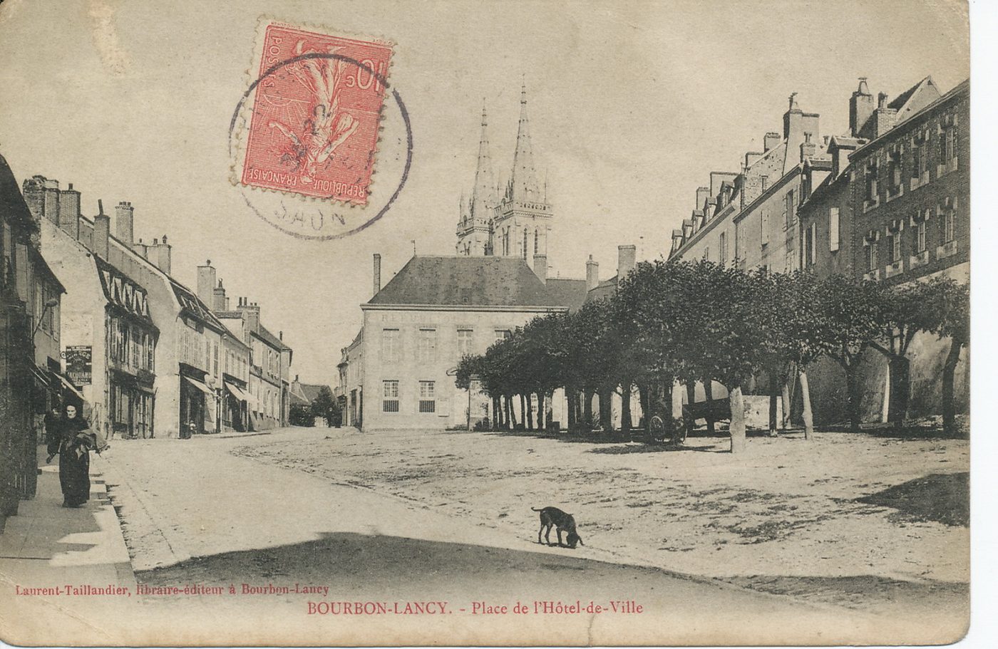 Bourbon-Lancy. Place de l'hôtel de ville.